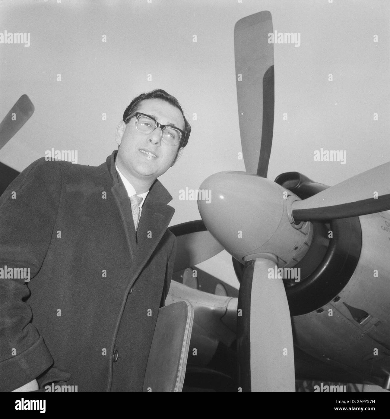 Lo scrittore inglese Harold Pinter in Olanda per partecipare Al compleanno Party. Harold Pinter at PROPELLER Data: 1 marzo 1962 Parole Chiave: Autori, eliche Nome personale: Pinter, Harold Foto Stock