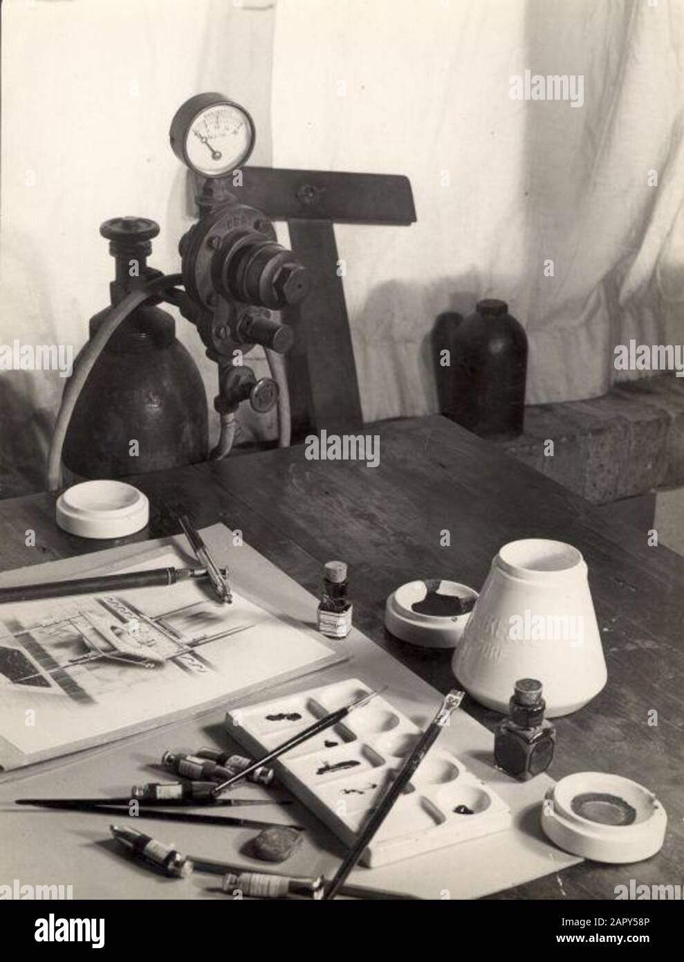 Toccare nuovamente Imposta. Materiali per la modifica di immagini come disegni e fotografie: Ritocco di vernice e ritocco di inchiostro, spruzzo di vernice ['airbrush']. Luogo sconosciuto, non datato [probabilmente Haarlem, reparto di ritocco a N.V. Tipografia De Spaarnestad, fine 1940s - 50s]. Foto Stock