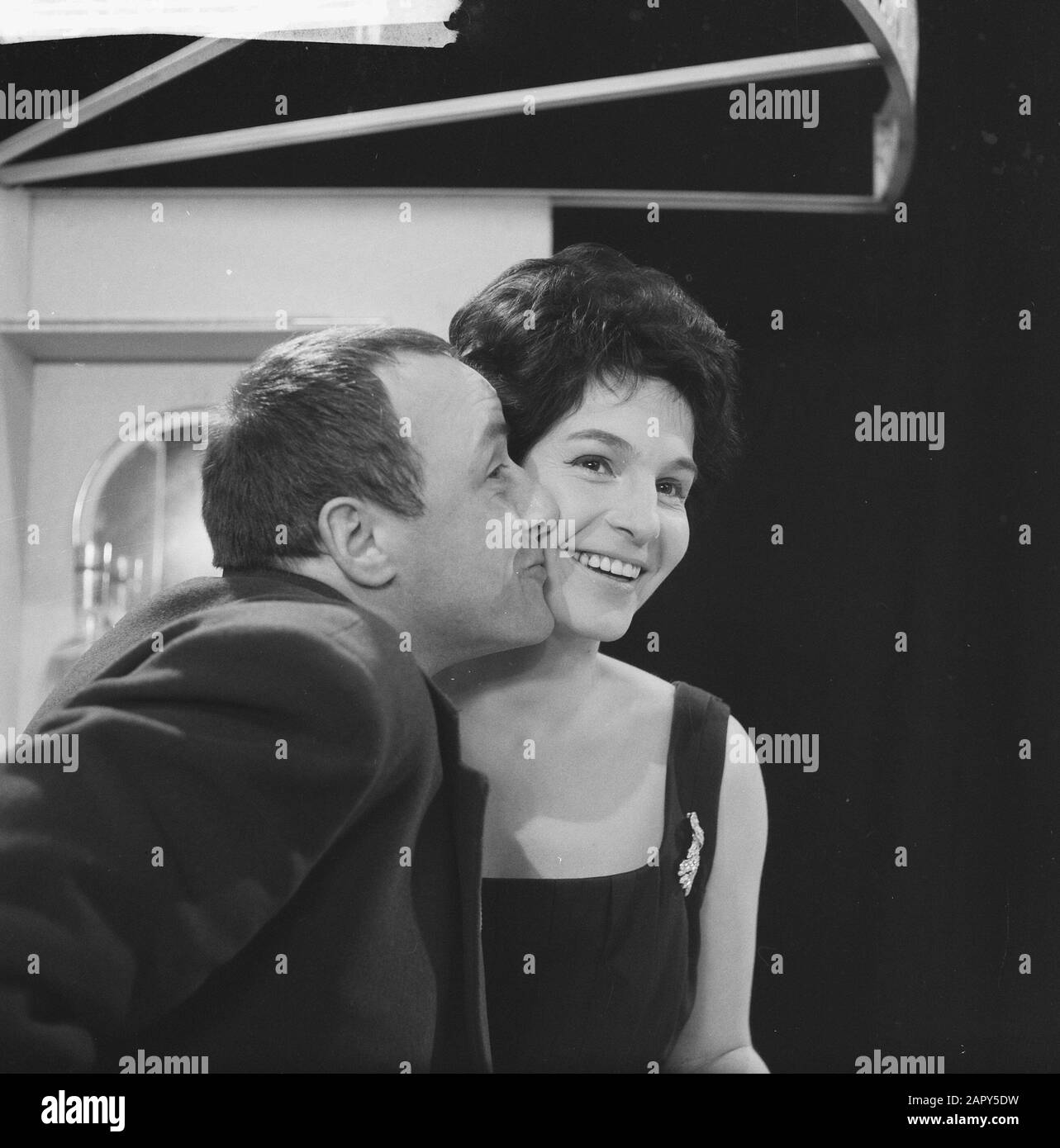 TV Rendez vous Mies Bouwman ottiene un bacio da Johnny Kraaijkamp Data: 24 marzo 1962 Nome personale: Bouwman, Mies, Kraaijkamp, Johnny (sr.) Foto Stock