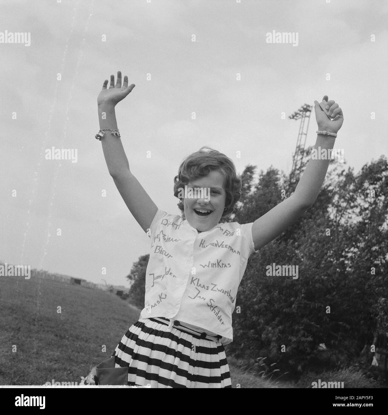 Ragazza sostenitore Volendam Data: 11 settembre 1962 Località: Noord-Holland, Volendam Parole Chiave: Ragazze, sport, tifosi, calcio Foto Stock