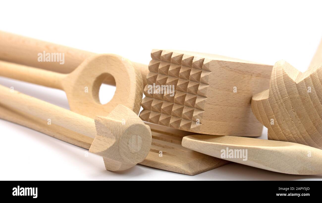Vari utensili da cucina in legno su sfondo bianco Foto Stock