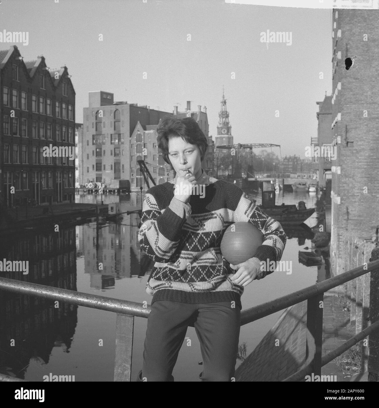 Assegnazione Trouw, arbitro femminile di calcio Data: 30 novembre 1962 Nome dell'istituzione: Trouw Foto Stock