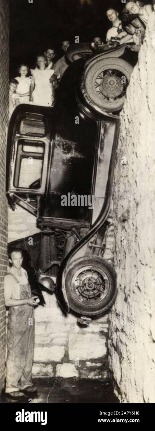 Incidenti automobilistici. L'auto a scorrimento a Kansas City USA cade tra il muro e la casa 1934. Foto Stock