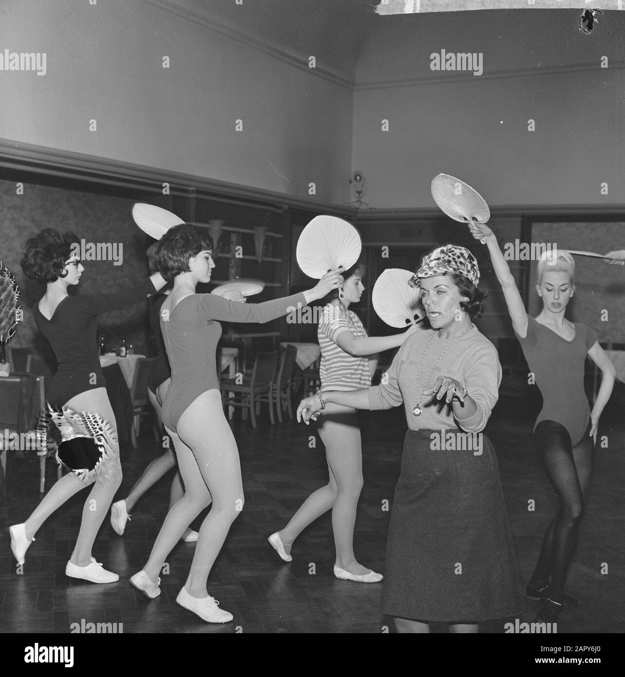 Eve Boswell viene per la TV olandese, qui nella canzone Afrikan Waltz con AVRO-balletto Data: 7 gennaio 1963 Nome Persona: Eve Boswell Foto Stock