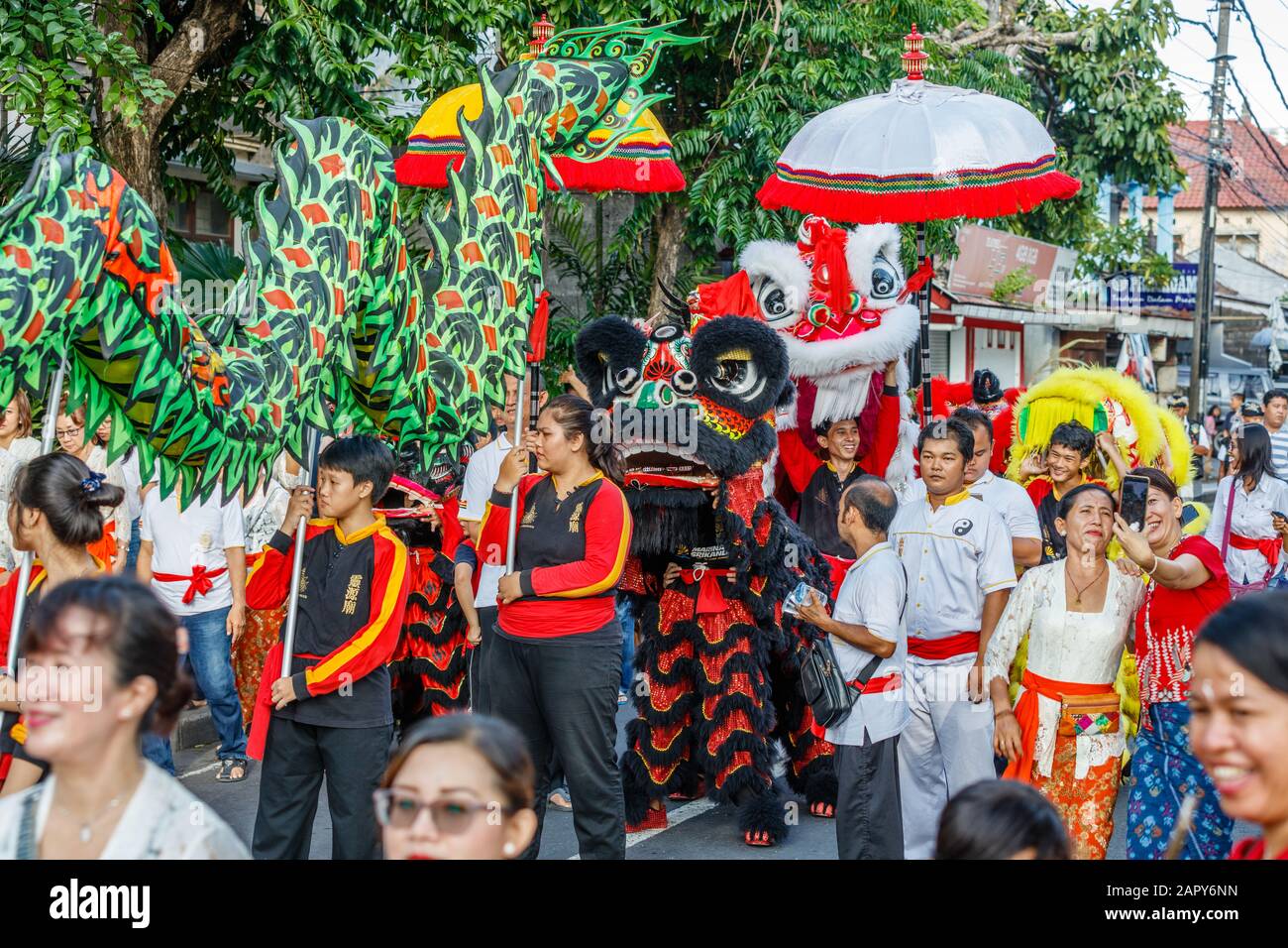 La comunità cinese-indonesiana celebra il nuovo anno lunare con la danza del Leone. Vihara Dharmayana, Tempio Buddista Cinese A Kuta, Bali, Indonesia. Foto Stock