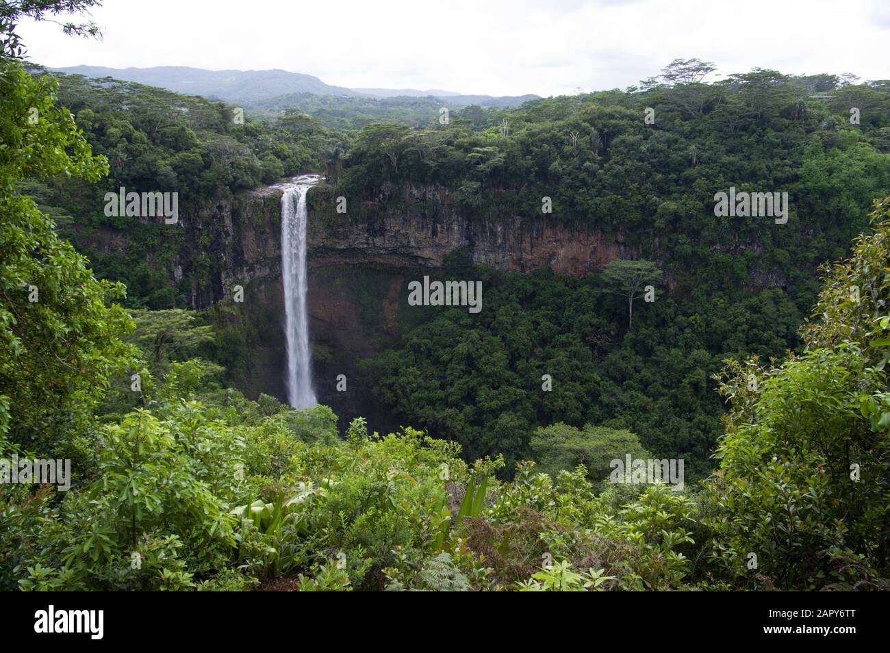 Cascata Chamarel o cascata Chamarel nel Parco Nazionale delle Gole del Fiume Nero a Mauritius che si tuffa 80-100 metri attraverso la foresta e le scogliere Foto Stock