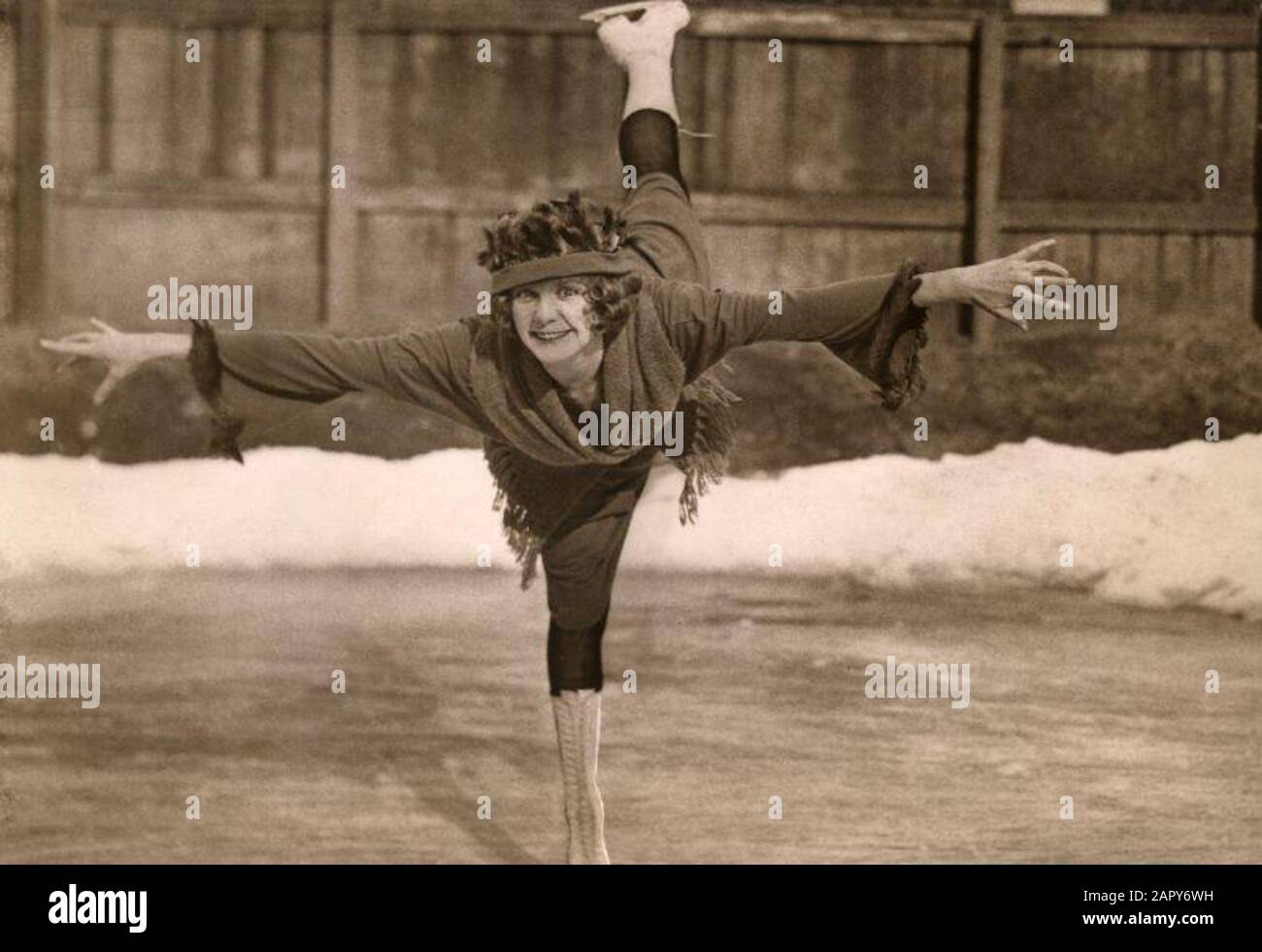 Figura Dutch Windmill", figura pattinaggio per donne a New York. Stati Uniti D'America. 1922. Foto Stock