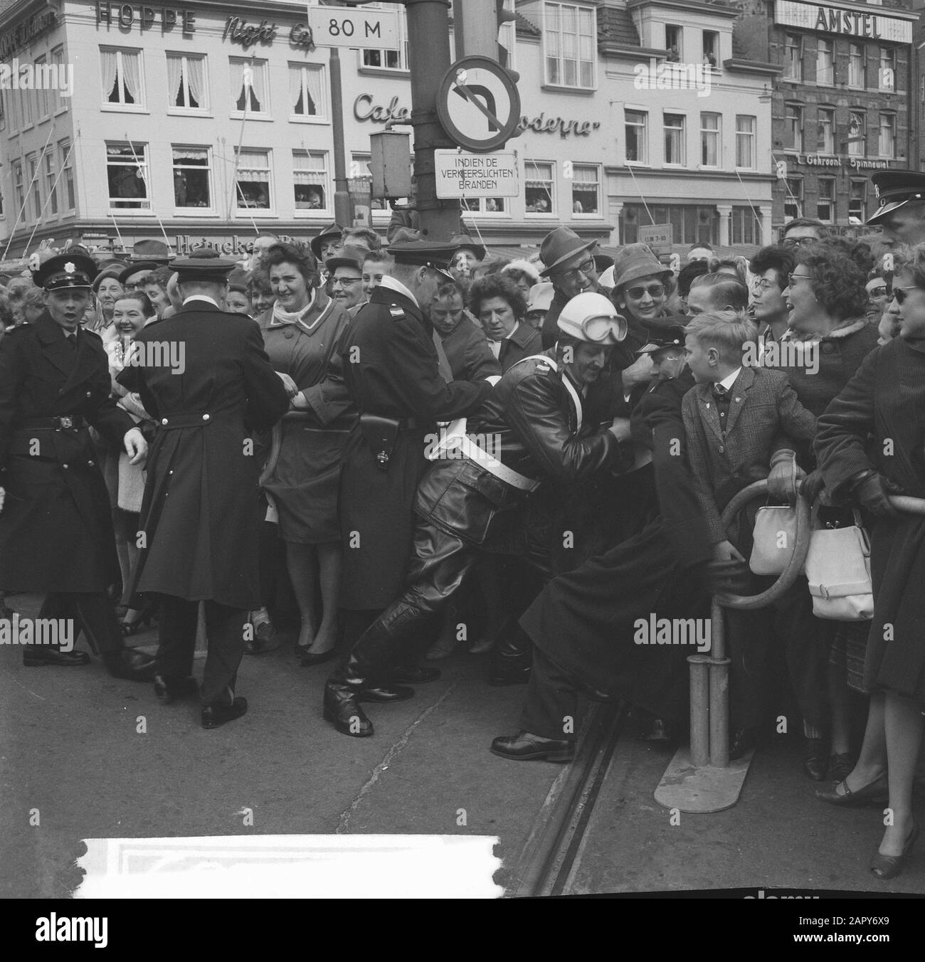 Polizia tentativi di rimuovere pubblico Data: 30 aprile 1962 Parole Chiave: Polizia, pubblico, rimozioni Foto Stock