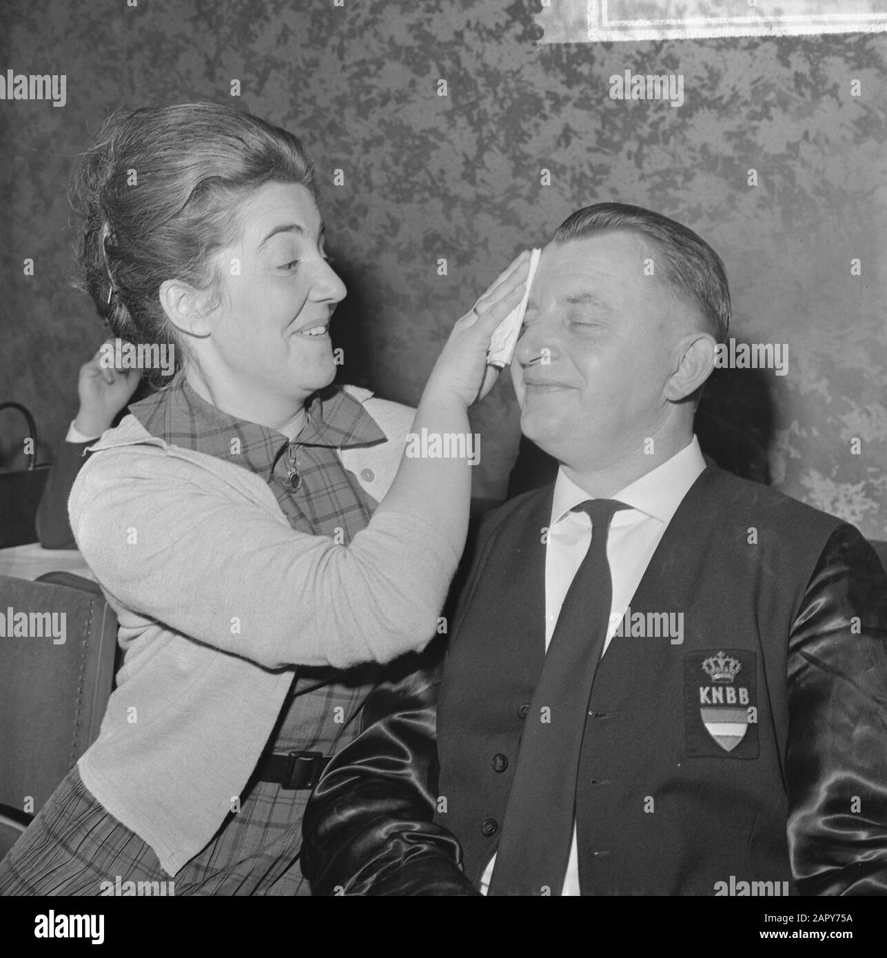 Omaggio al campione Herman Popeijus, la signora Popeiju pulisce la fronte dopo la battaglia (biliardo) Data: 24 febbraio 1963 Parole Chiave: BILARTERS Foto Stock
