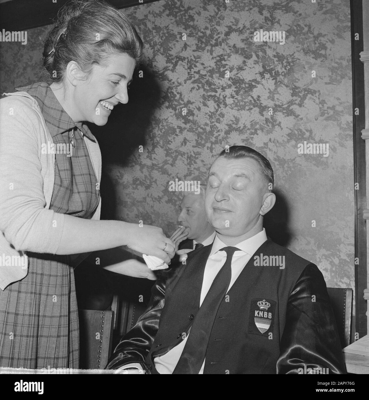 Omaggio al campione Herman Popeijus, la signora Popeiju pulisce la fronte dopo la battaglia (biliardo) Data: 24 febbraio 1963 Parole Chiave: BILARTERS Foto Stock