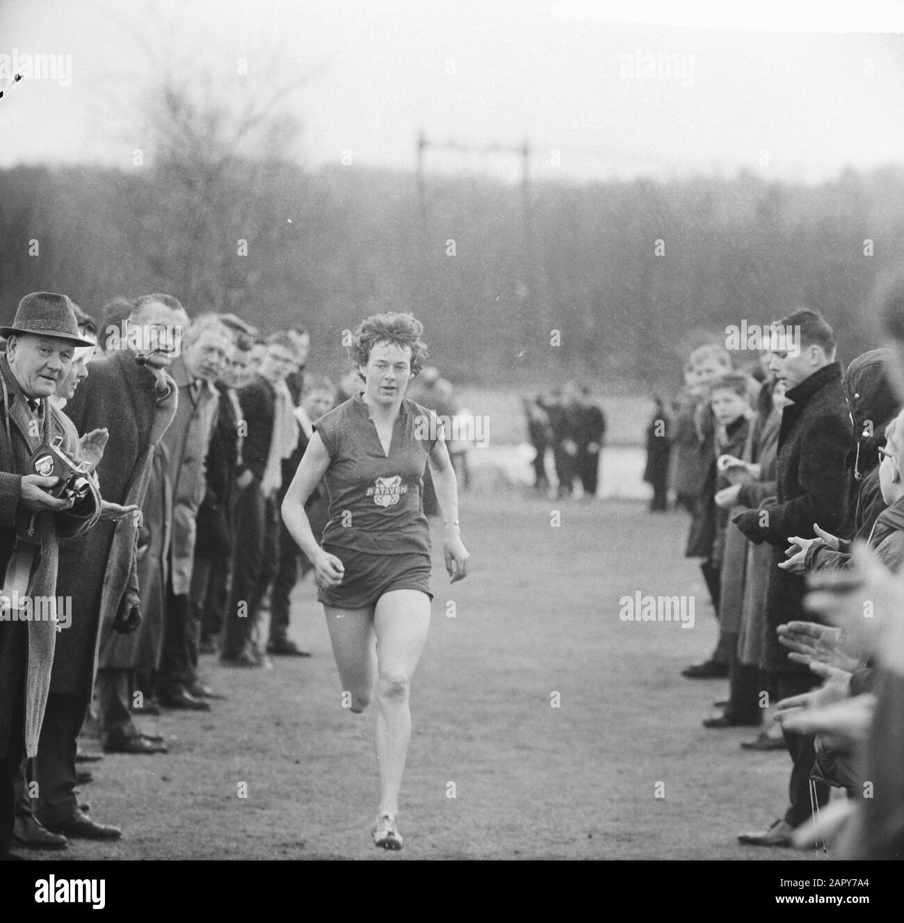 Maple Leaf Bosloop In Hilversum, Gerda Kraan In Azione Data: 10 Marzo 1963 Luogo: Hilversum Parole Chiave: Acties Nome Utente: Gru, Gerda Foto Stock