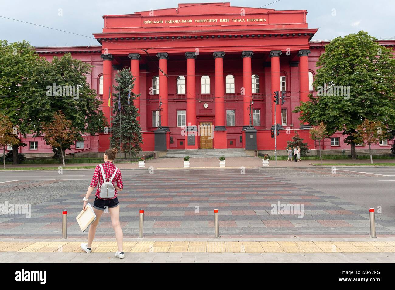 Kiev, Ucraina - 18 agosto 2018: Studentessa di bambina nella transizione verso l'ingresso principale della famosa Taras Shevchenko National University di Kiev Foto Stock