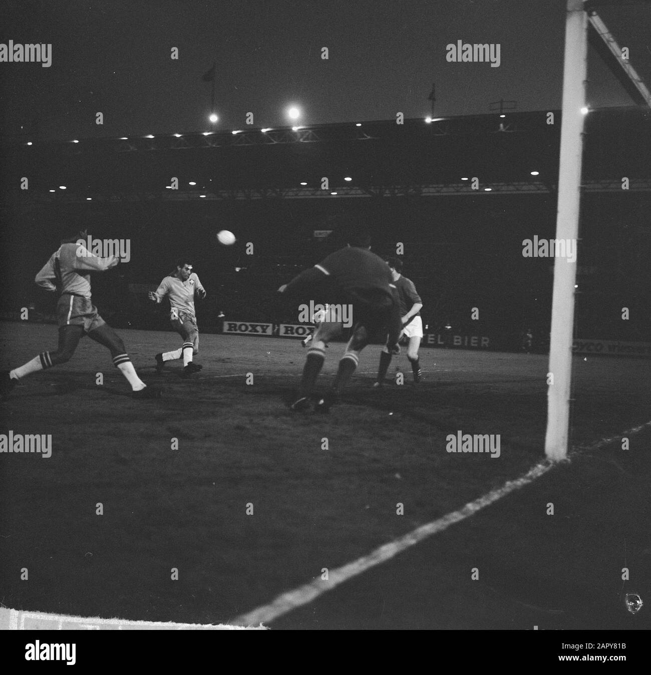 Paesi Bassi vs Brasile 1-0. Playmoment Data: 2 maggio 1963 Parole Chiave: Giocare momenti, sport, calcio Foto Stock
