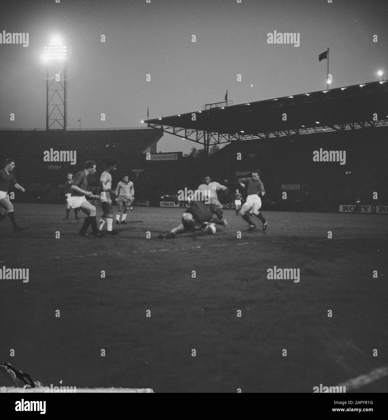 Paesi Bassi contro Brasile 1-0. P. Graafland in duello con Pele v.l.n.r. Groot, Klaassens, Markos, Nij en Haak Data: 2 maggio 1963 Parole Chiave: Duels, sport, football Nome Della Persona: Graafland, P., Groot, Hook, Klaassens Foto Stock