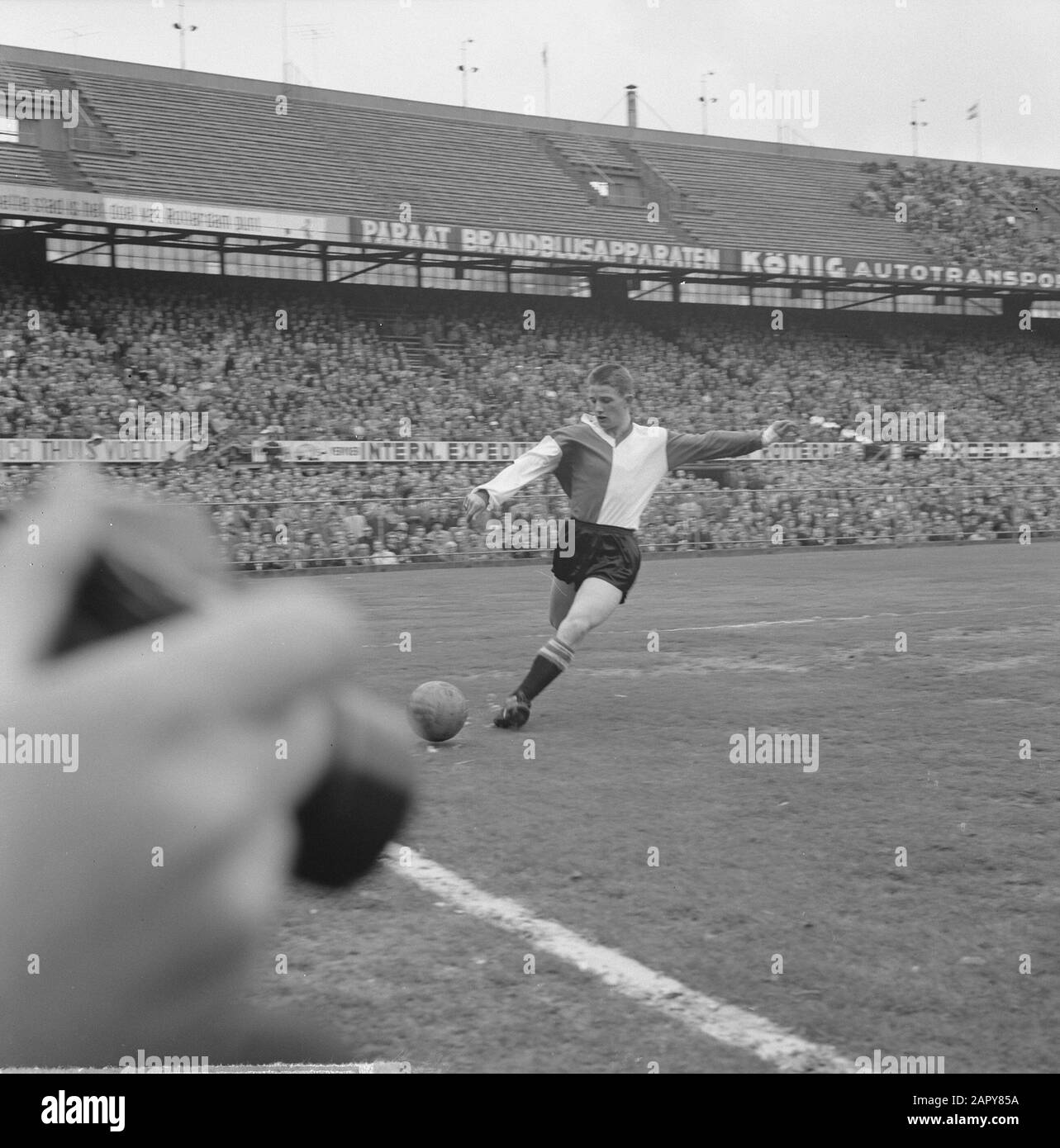 Feijenoord contro DOS 3-0. Hordijk con palla a piede Data: 4 maggio 1963 Parole Chiave: Sport, calcio Nome utente: Hordijk Nome dell'istituto: Feyenoord Foto Stock