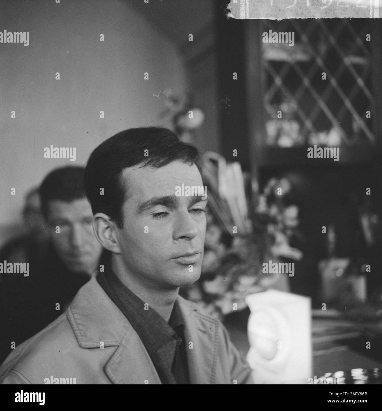 Lungometraggio olandese De Verken Medelover (diretto da Giovanni Corporal). Prima registrazione in Aerdenhout. Henk van Ulsen Data: 13 maggio 1963 Località: Aerdenhout, Noord-Holland Parole Chiave: Attori, film, stelle cinematografiche, ritratti Nome personale: Ulsen, Henk van Foto Stock