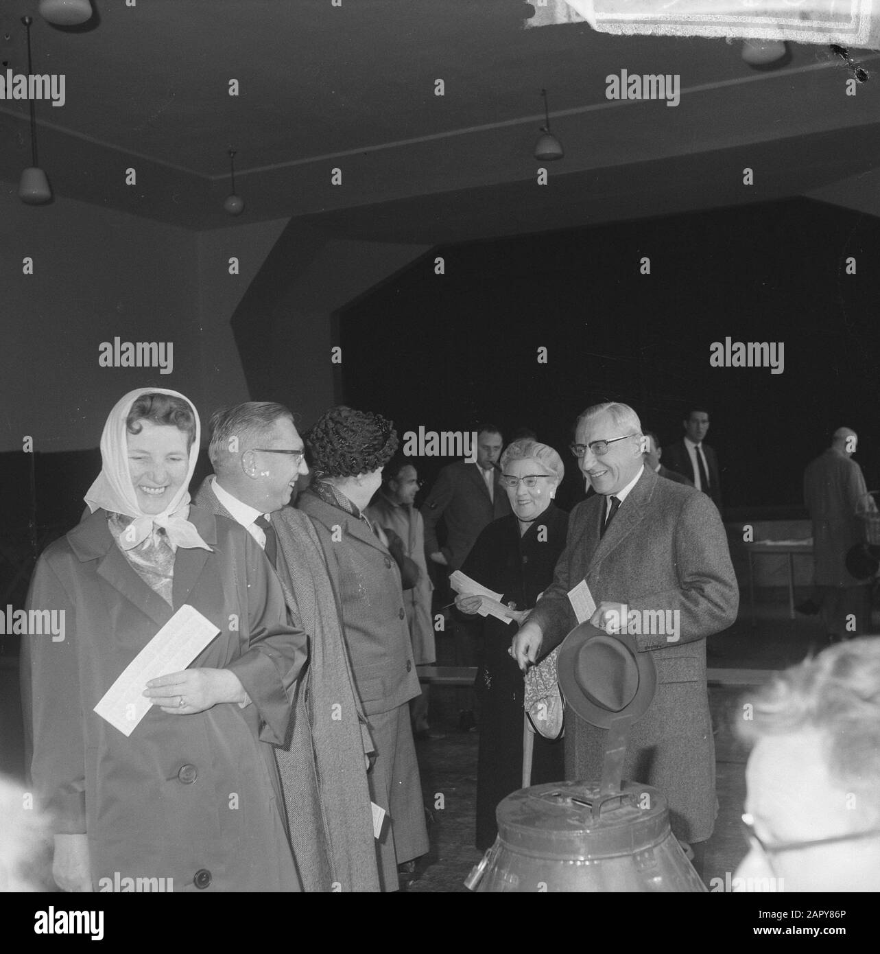 Voti per le elezioni del 1963 Casa Premier De Quay con sua moglie, tra i suoi vicini, in attesa del suo turno di andare a votare Data: 15 maggio 1963 Parole Chiave: Primo Ministro Presidenti, politici, politica, voti, elezioni Nome Della Persona: Quay, J.E. de Foto Stock