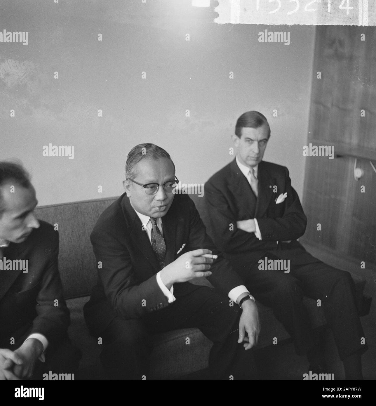OE Thant passando a Schiphol durante la conferenza stampa Oe Thant Data: 1 luglio 1963 Parole Chiave: Conferenze stampa Nome personale: Thant, U. Foto Stock