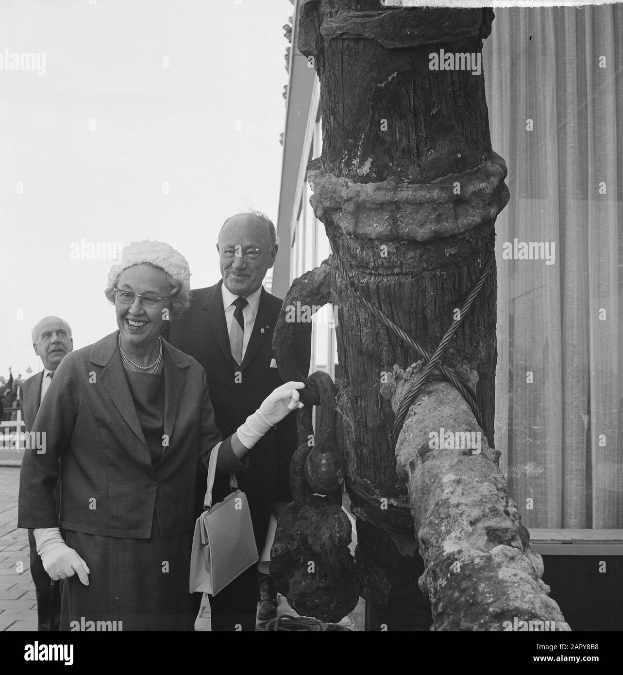 Hilton Hotel a Rotterdam Open, a sinistra della moglie del sindaco Van Walsum, a destra il Sig. Hilton Data: 30 Maggio 1963 posizione: Rotterdam, Zuid-Holland Parole Chiave: Moglie, sindaci Institution Nome: Hilton Hotel Foto Stock