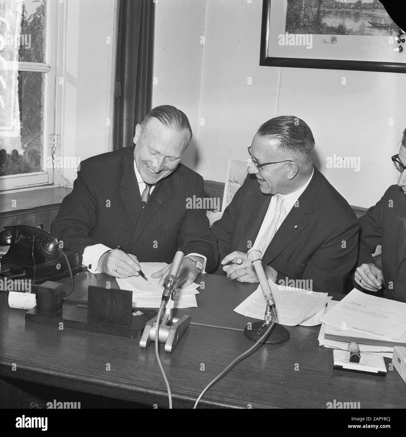 Tudderen tedesco di nuovo. Governo tedesco ratto Dr. F. Braun e Landerest. J. H. Dissen alla firma Data: 31 luglio 1963 Località: Germania, Tüdderen Parole Chiave: Firme Foto Stock