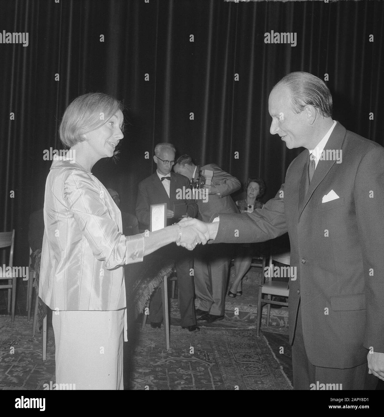 Louis DR Prize for Guus Hermus come miglior attore maschile, premiato dal sindaco di Zwolle, nel centrodden Guus Hermus, ha lasciato Ank van der Meer e Data: 6 giugno 1963 Località: Overijssel, Zwolle Parole Chiave: Sindaci, attori Nome personale: Hermus, guus, Moer, Ank van der Institutioningsnaam: Louis d'Or Foto Stock