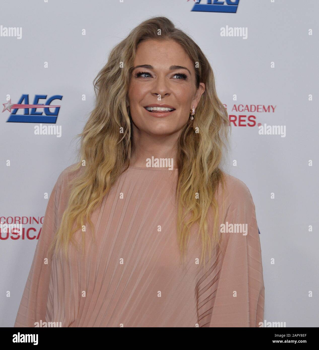 Los Angeles, Stati Uniti. 25th Gen 2020. Leann Rimes arriva per la Persona MusiCares del gala dell'anno che onora l'Aerosmith al Los Angeles Convention Center di Los Angeles venerdì 24 gennaio 2020. Foto di Jim Ruymen/UPI Credit: UPI/Alamy Live News Foto Stock