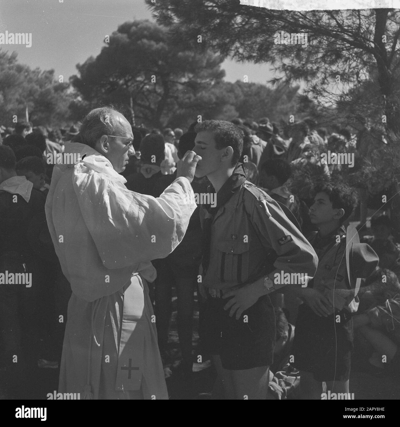 Jamboree 1963 Alla Marathon Grecia. Scout cattoliche in tutto il mondo con comune H. Mis e comunione Data: 12 agosto 1963 Località: Grecia Parole Chiave: Comunioni Nome dell'istituzione: Jamboree Foto Stock