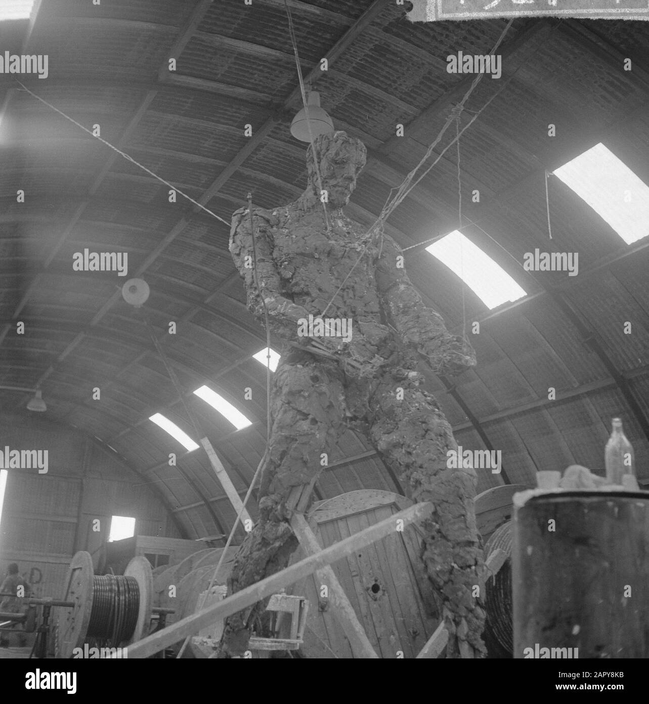 Dramma om beeld om a Zaandam dello scultore Slavomir Miletic la statua nel capannone Data: 17 giugno 1963 Località: Noord-Holland, Zaandam, Zaanstad Parole Chiave: Drammi, sculture, scultori Nome personale: Amadeo Militic Foto Stock