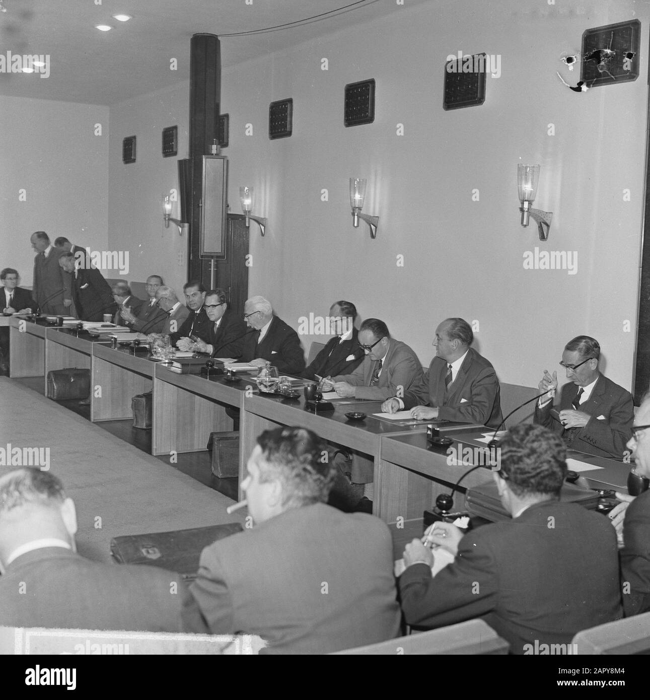È iniziata la consultazione salariale. I tre presidenti del datore di lavoro. Sei ministri hanno partecipato alle consultazioni a Toxopeus, Bogaers, Witteveen, Veltkamp, Andriessen, Data: 30 Settembre 1963 Parole Chiave: Considerare, ministri, presidenti Nome utente: ANDRIESSEN, Bogaers Foto Stock