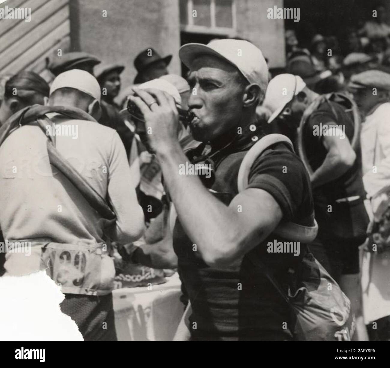 Tour in bicicletta della Francia/Tour della Francia 1933. Foto: Il belga Alphonse Schepers prende un sorso d'acqua ad un rifornimento. Foto Stock