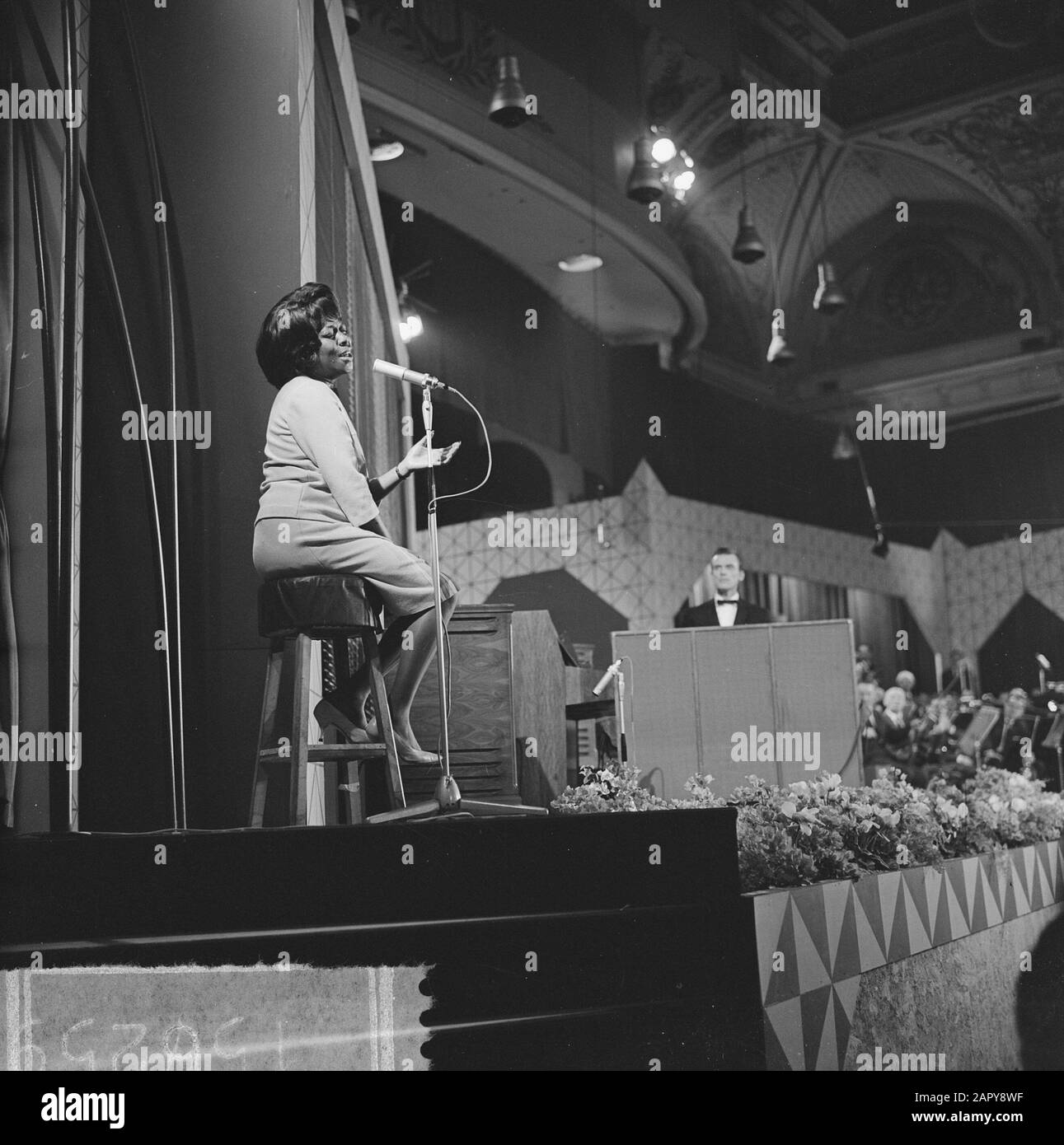 Grand Gala du Disque Poplar a Kurhaus a Scheveningen il cantante jazz americano Sarah Vaughan Data: 13 ottobre 1963 Località: Scheveningen, Zuid-Holland Nome dell'istituto: Kurhaus Foto Stock