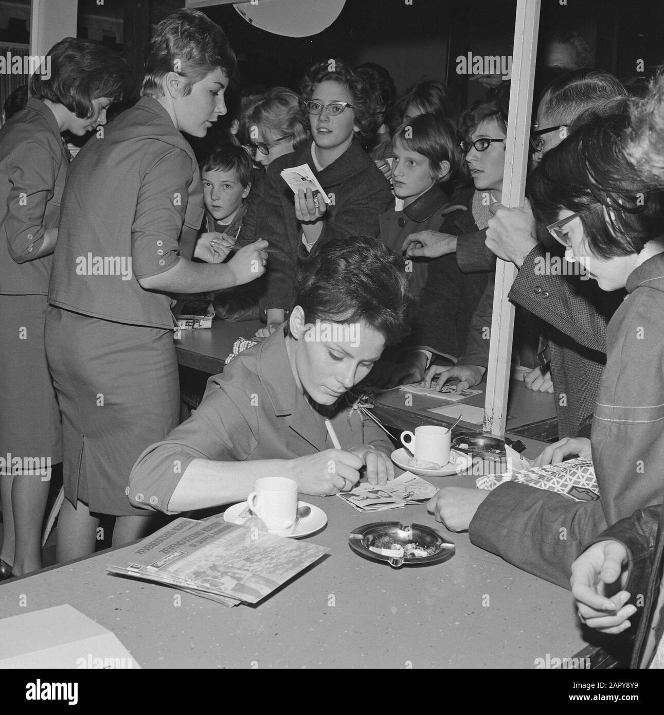 Mercato record a Bijenkorf a Rotterdam. The Spotlights mettere la loro firma Data: 9 ottobre 1963 Località: Rotterdam, Zuid-Holland Parole Chiave: Artisti, gramophone record, grandi magazzini, negozi Foto Stock
