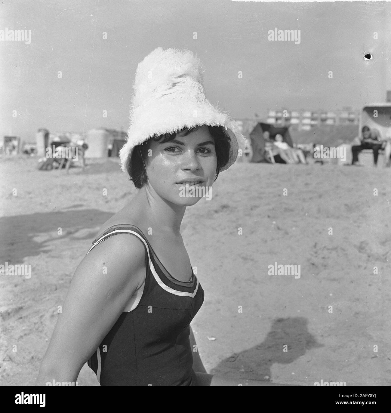 Strandfashion 1963 in pratica sulla spiaggia di Zandvoort. Con cappello da spiaggia Data: 14 agosto 1963 Parole Chiave: Strandfashion, spiagge Foto Stock