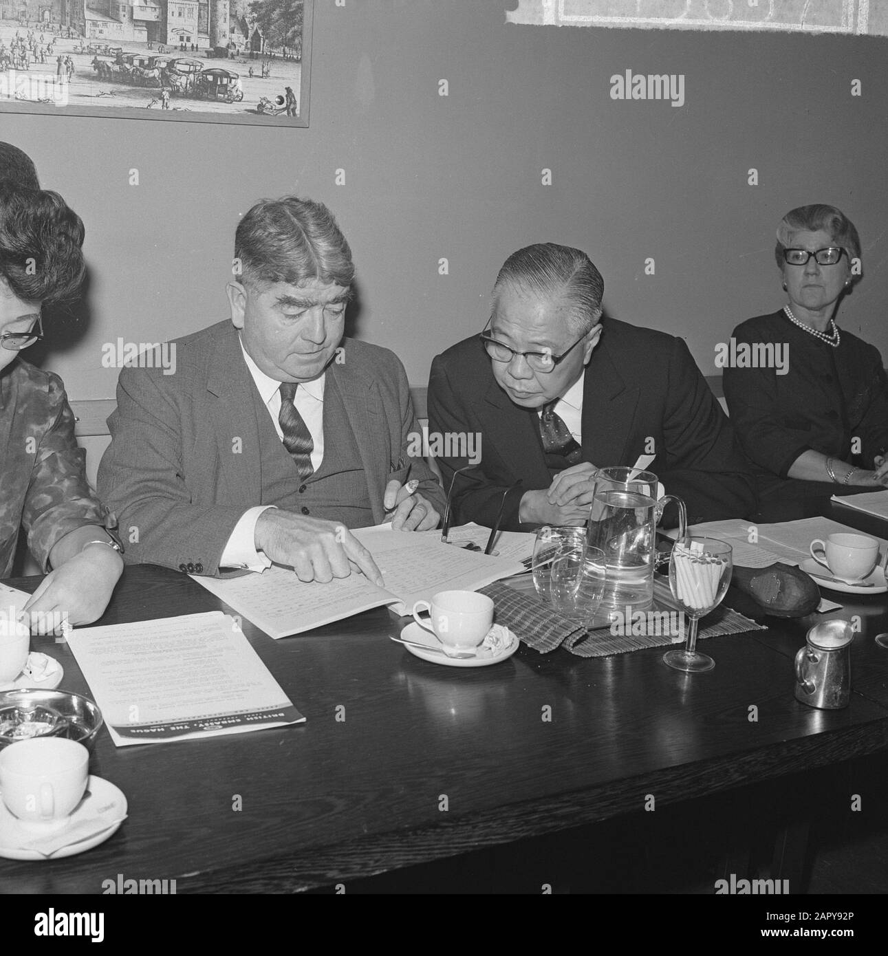 Delegazione commerciale di Hong Kong all'Aia. Sig.Ra Bart. S. Yuen, signor. W. C. G. Knowles e Sir Sik Nin Cha (leader) Data: 15 ottobre 1963 Località: Den Haag, Zuid-Holland Parole Chiave: Delegazioni Foto Stock