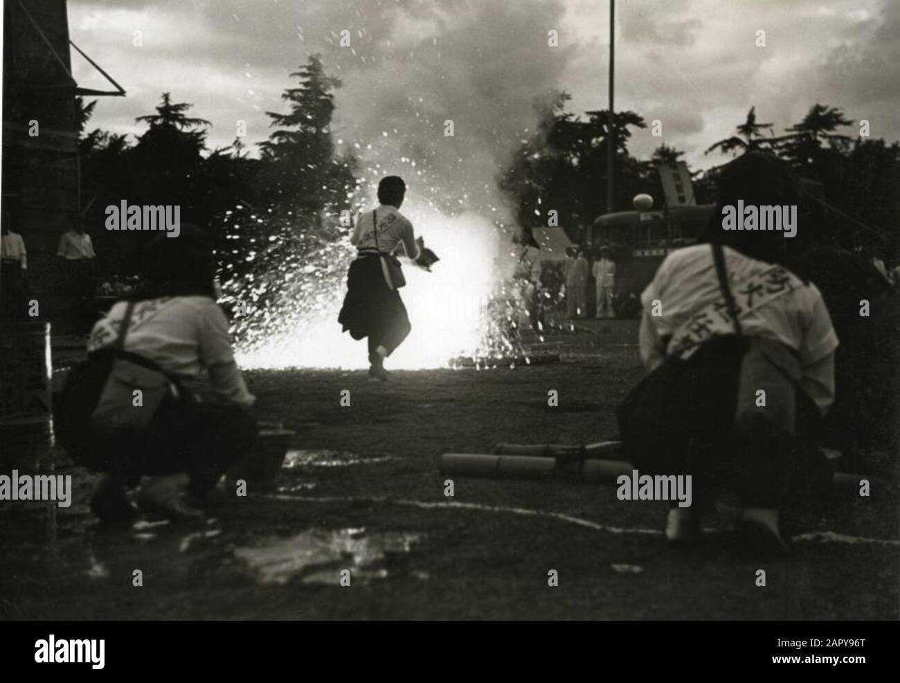 Esercito giapponese: Donna a esplodere incendiario durante un esercizio di un attacco di gas. Giappone, Tokyo, 1938. Foto Stock