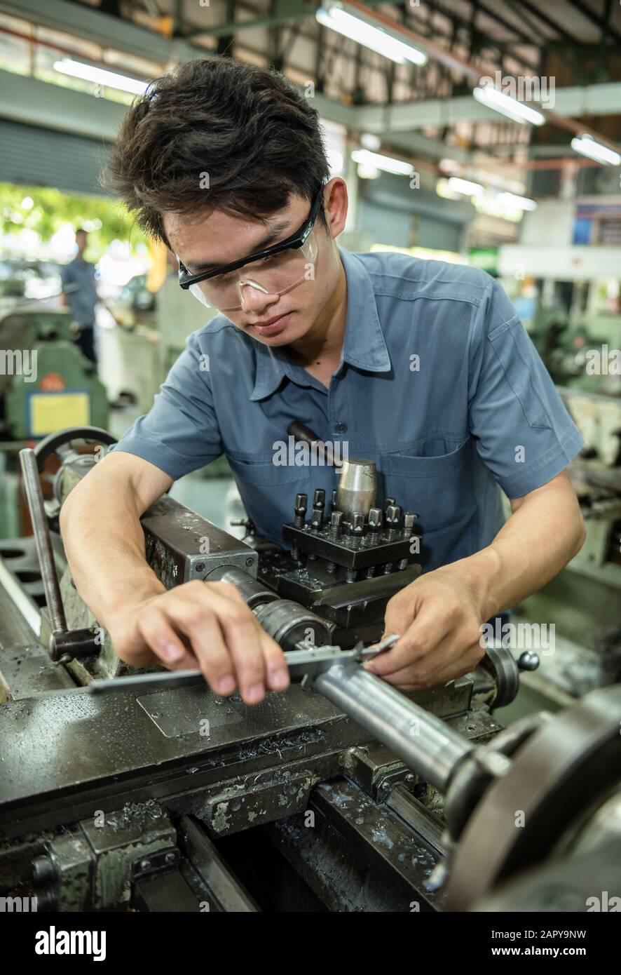 Prodotto di ispezione degli operai di fabbrica con calibri a corsoio Foto Stock