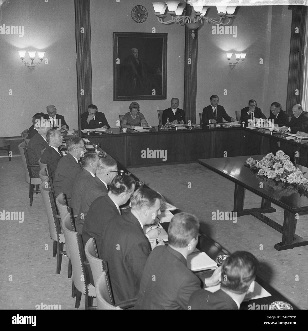 Principessa Beatrix al Consiglio dei datori di lavoro olandesi connessi. Princess Beatrix Behind the Board Data: 13 novembre 1963 Località: Den Haag, Zuid-Holland Parole Chiave: Tavoli da tavolo Nome personale: Beatrix, principessa Foto Stock