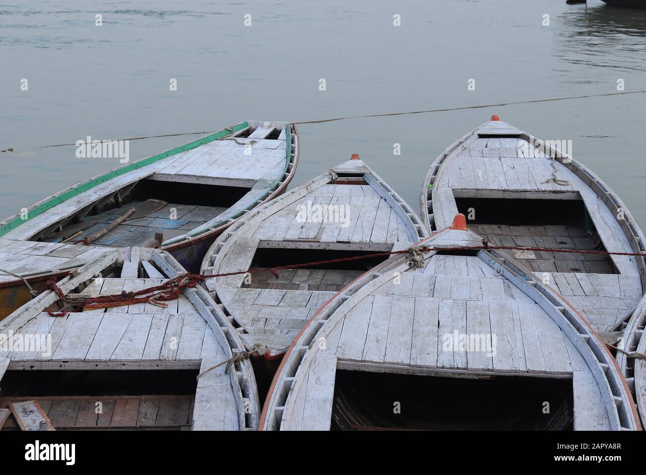 Barche tradizionali sul fiume Ganga Foto Stock