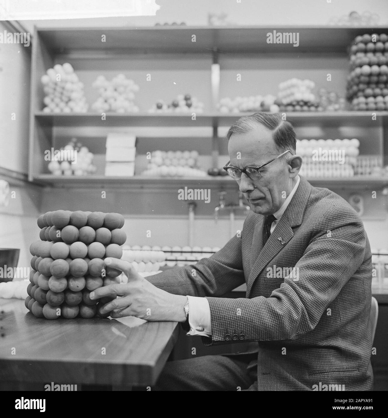 Medaglia d'oro al professor Dr. W.G. Cittadini Qui nel suo laboratorio Data: 5 dicembre 1963 Parole Chiave: Laboratori, medaglie Nome personale: Citizens, W.G. Foto Stock