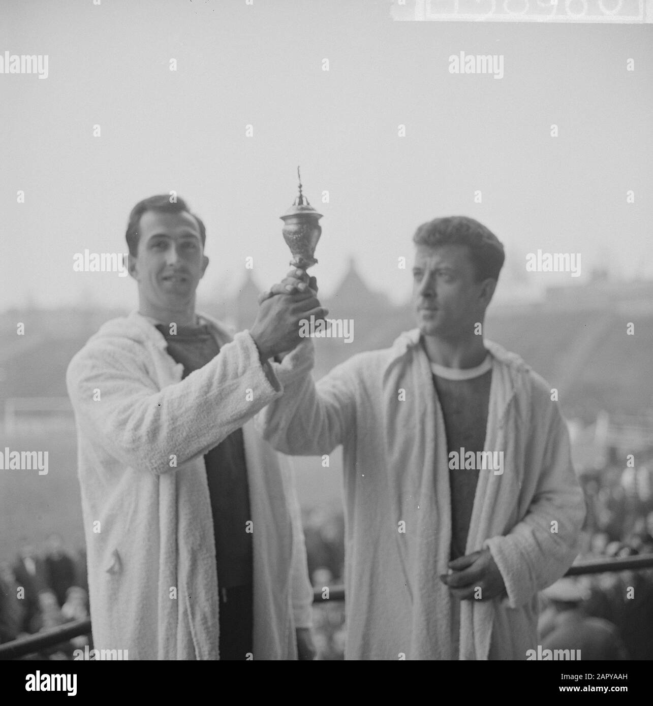 Rotterdam contro Bondselftal om la Golden Independence Cup, Eddy Pieters Graafland con la coppa e la corona Data: 1 gennaio 1964 Località: Rotterdam, Zuid-Holland Parole Chiave: Tazze, sport, calciatori Nome personale: Eddy Pieters Graafland Foto Stock