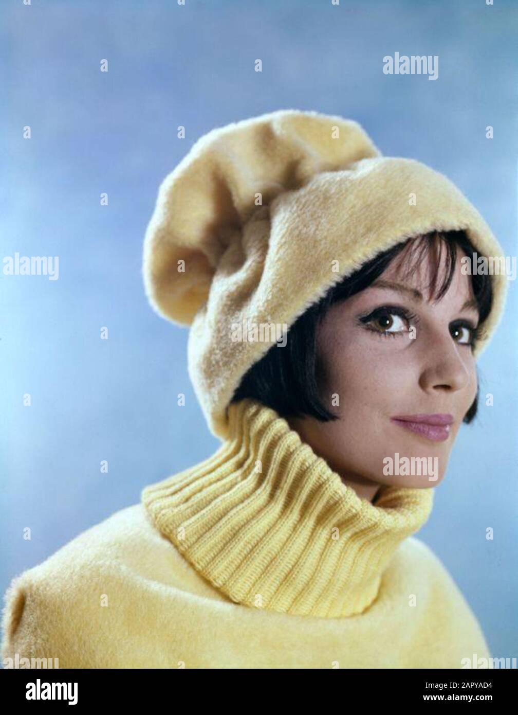 Moda donna, cappelli. Sophie van Kleve, top model olandese negli anni sessanta, con un cappello in pelliccia artificiale gialla. Studio Registrazione, Paesi Bassi, [1960-1965]. Foto Stock