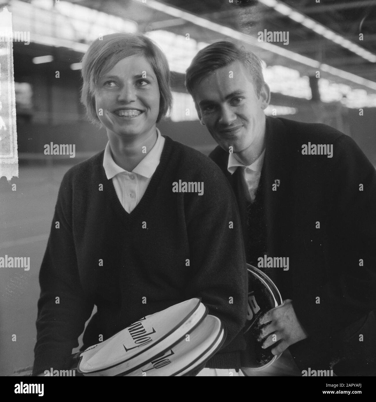 Campionati olandesi di tennis a Rotterdam, Anja Lepoutre ed Eddy Knol pieni di attesa per le prossime partite Data: 5 Febbraio 1964 Località: Rotterdam, Zuid-Holland Parole Chiave: Ritratti, tennis Nome personale: Tuber, Eddy, Lepoutre, Anja Foto Stock