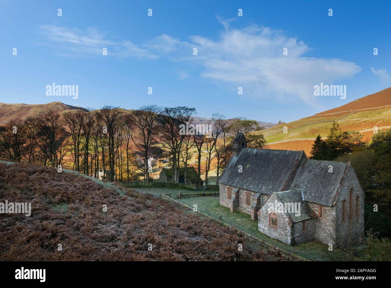Autunno Caduta paesaggio immagine di vecchia chiesa abbandonata nel Lake District con Slitta Caduto sullo sfondo illuminato dalla bella luce del sole Foto Stock