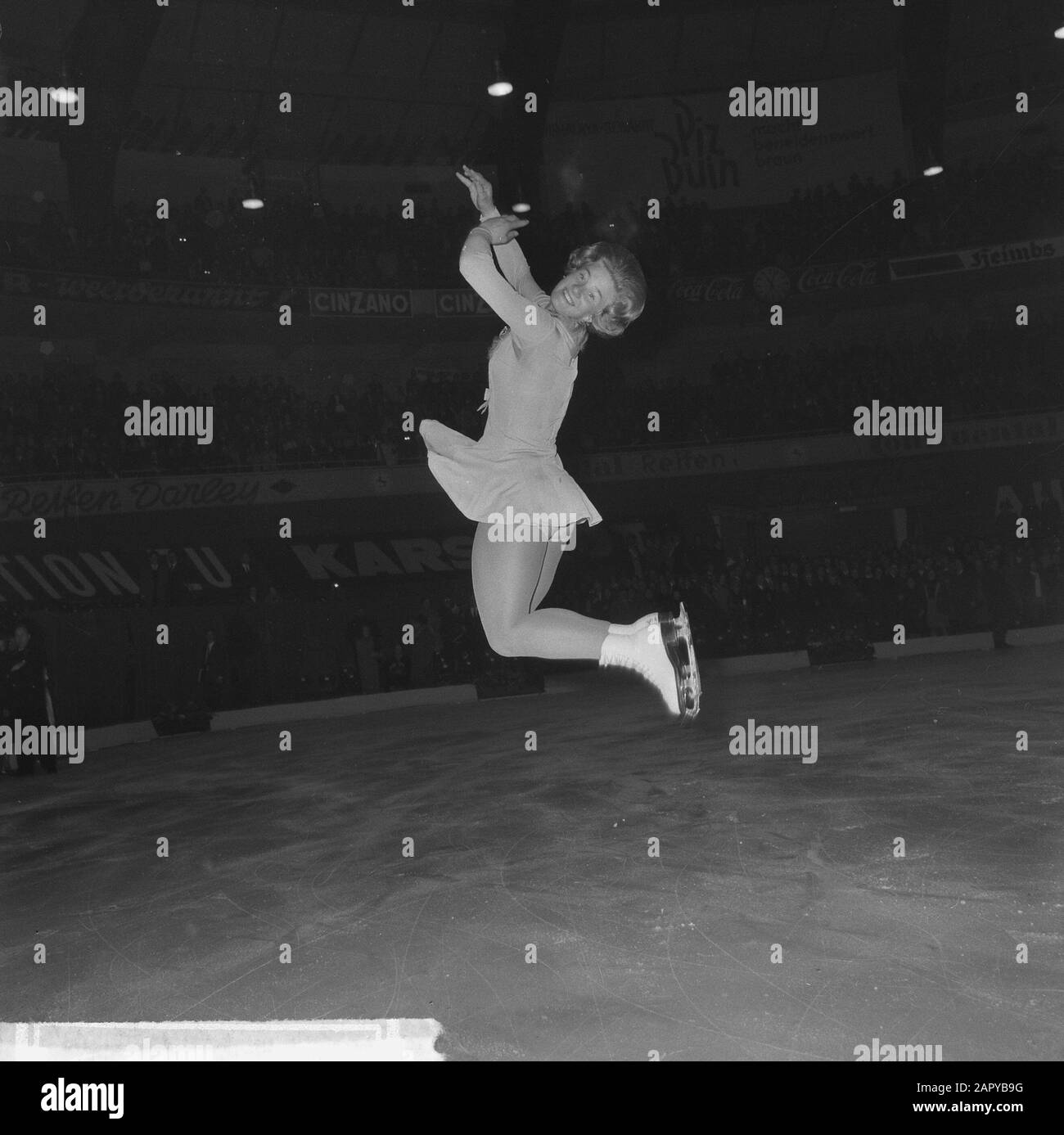 World Figure Skating Championships 1964 in Dortmund World Championships a Dortmund, Sjoukje durante il kur (jump) Data: 29 Febbraio 1964 Località: Dortmund Parole Chiave: Pattinaggio Figura Nome personale: Dijkstra, Sjoukje Foto Stock