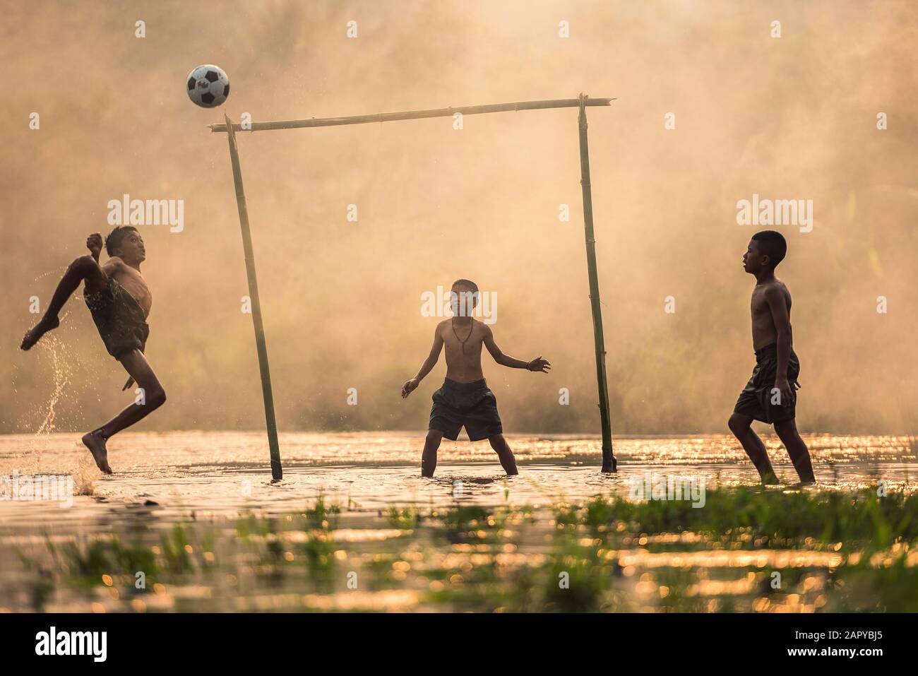 Ragazzo Con Pallone Da Calcio Immagine Stock - Immagine di indietro Ragazzo Con Pallone Da Calcio Immagine Stock - Immagine di indietro