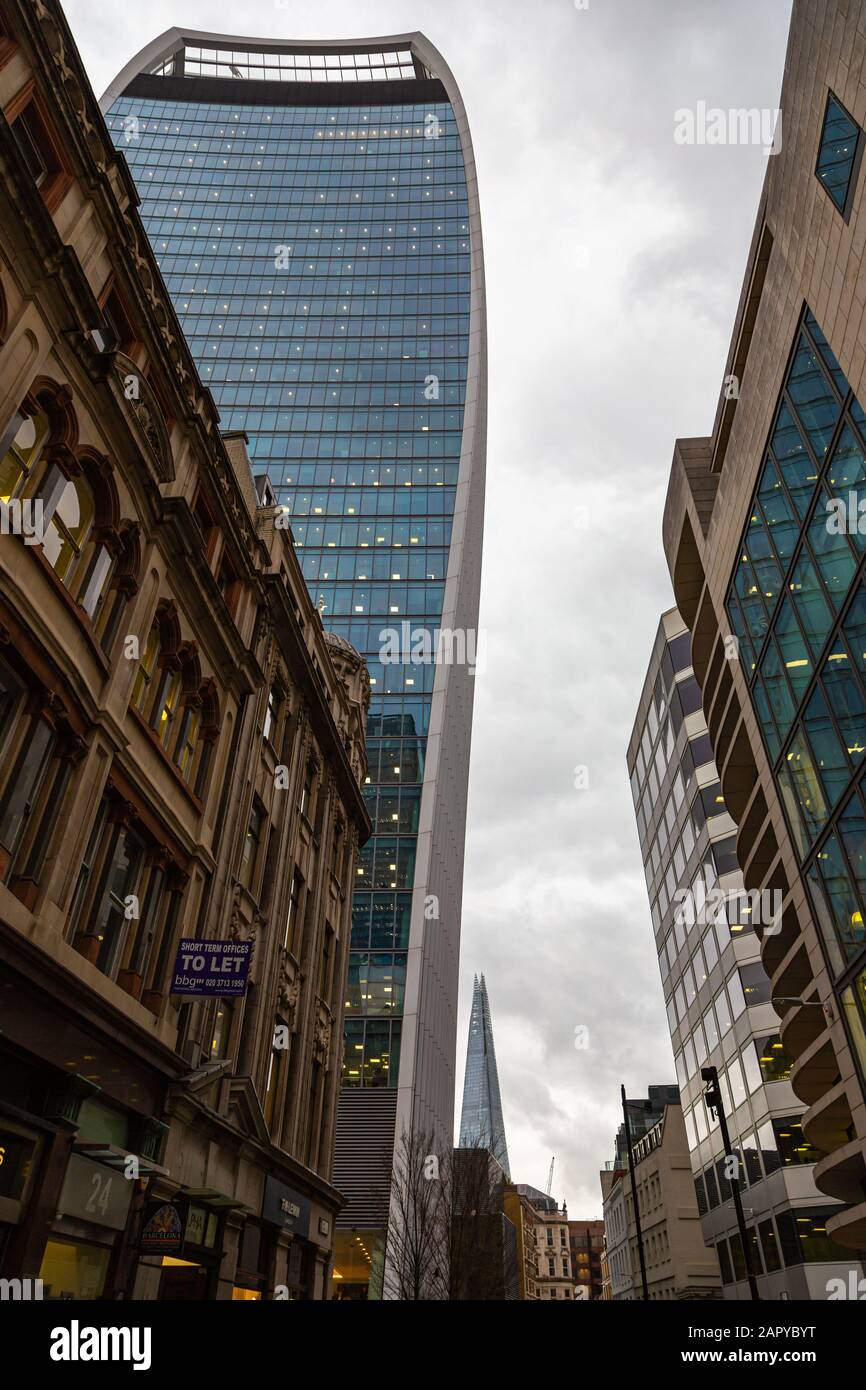 Londra, Regno Unito - 2 gennaio 2020: Il grattacielo di Londra noto come - The Walkie Talkie - in contrasto con il vecchio edificio. La Shard In Background Foto Stock