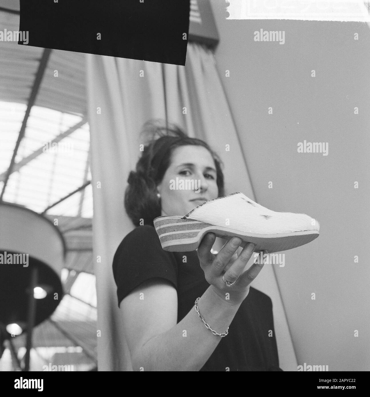 Fiera internazionale di scarpe a Jaarbeurs a Utrecht Data: 13 aprile 1964 Località: Utrecht Parole Chiave: Scarpe Foto Stock