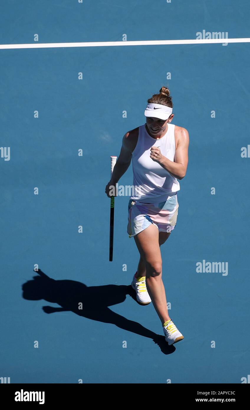 Melbourne, Australia. 25th Gen 2020. Simona Halep di Romania festeggia dopo il terzo round match femminile contro Yulia Putintseva del Kazakistan al torneo australiano di tennis aperto 2020 a Melbourne, Australia, 25 gennaio 2020. Credito: Bai Xuefei/Xinhua/Alamy Live News Foto Stock