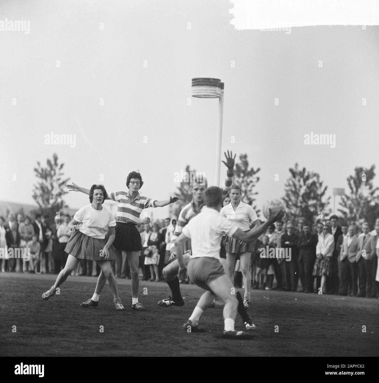 Korfball Blue-White contro Westerkwartier 5-2, momento del gioco fuori partita, attacco Westerkwartier Data: 30 maggio 1964 Parole Chiave: KORFBAL, attacchi, partite Nome istituto: Blu-bianco Foto Stock