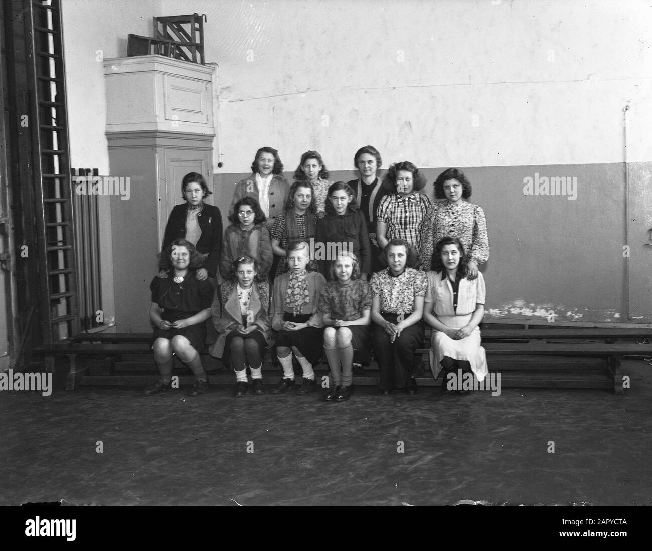 School for Secondary Education Annotation: Girls' class Date: March 12, 1946 Keywords: Ritratti di gruppo, lezioni scolastiche Foto Stock